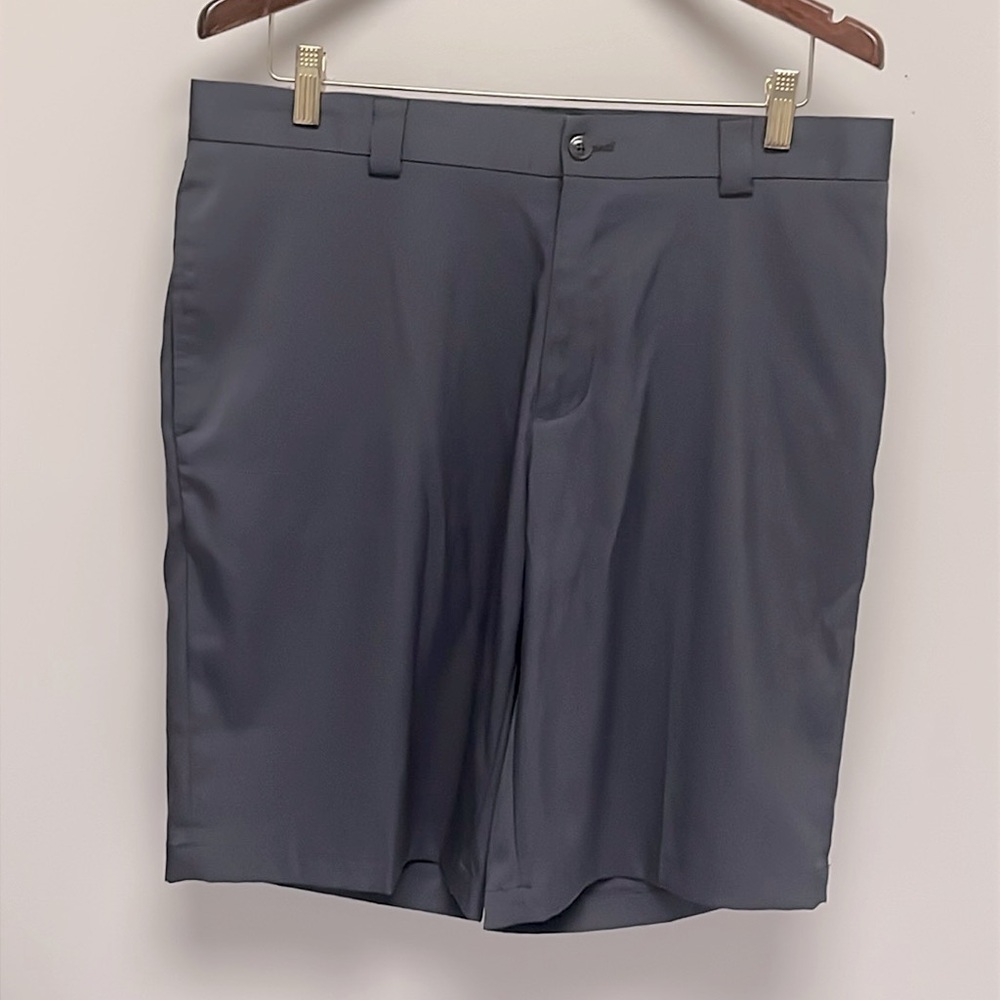 Louis Raphael Men's Gray Flat Front Golf Shorts. Waist size 35
